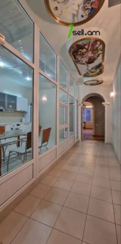 Ընդարձակ 5 սենյականոց բնակարան Մեսրոպ Մաշտոցի պողոտայում, 310 ք.մ., 2 սանհանգույց, բարձր առաստաղներ