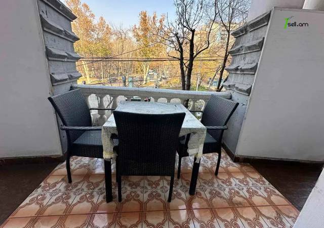 3 սենյականոց բնակարան Տերյան փողոցում, 140 ք.մ., բարձր առաստաղներ, 2/4 հարկ, քարե շենք