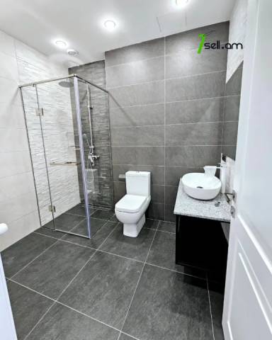 Երեք հարկանի քարե տուն, Դուրյան թաղամաս Ավանում, 800 ք.մ., 3+ սանհանգույց