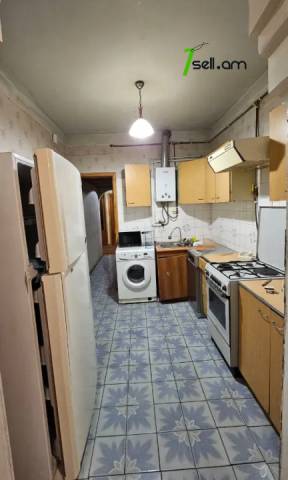 3 սենյականոց բնակարան Արտեմ Միկոյան փողոցում, 80 ք.մ., 3/5 հարկ, կապիտալ վերանորոգված, քարե շենք