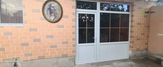 Մեկ հարկանի տուն, 8-րդ փողոց 3-րդ նրբանցք Արզնիում, 110 քմ, 2 սանհանգույց, կապիտալ վերանորոգված