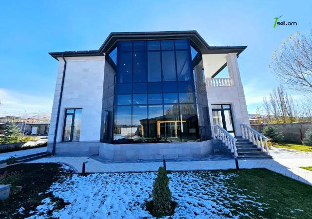 Երկու հարկանի տուն Ամառանոցային փողոցում Ձորաղբյուրում, 2600 ք.մ., 3+ սանհանգույց