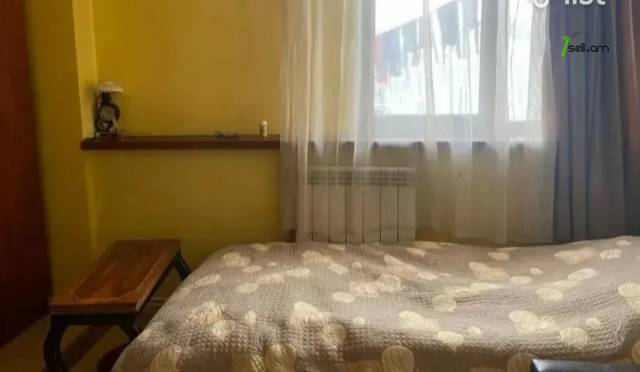 4 սենյականոց բնակարան Ռոստովյան փողոցում, 75 ք.մ., 3/5 հարկ, կոսմետիկ վերանորոգում, քարե շենք