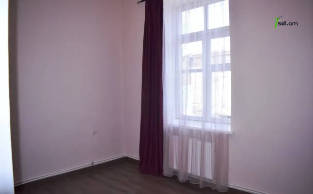 2 սենյականոց բնակարան Մհեր Մկրտչյանի փողոցում, 55 քմ, 1/3 հարկ, բարձր առաստաղներ