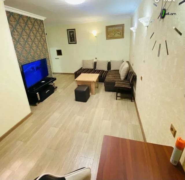 2 սենյականոց բնակարան Կոմիտասի պողոտայում, 41 ք.մ., նախավերջին հարկ, կապիտալ վերանորոգված, քարե շենք