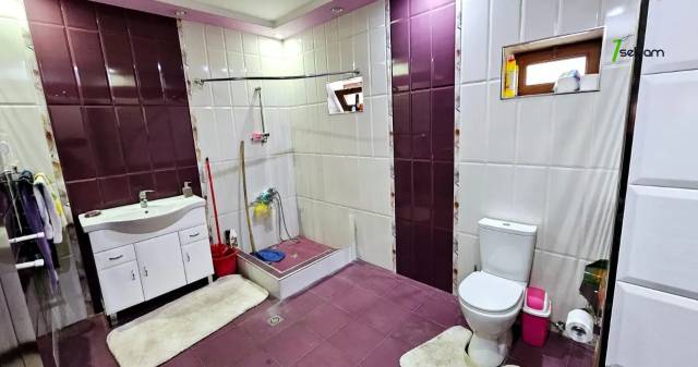 Երեք հարկանի քարե տուն Մարշալ Բաբաջանյանի փողոցում Ավանում, 420 ք.մ., 2 սանհանգույց