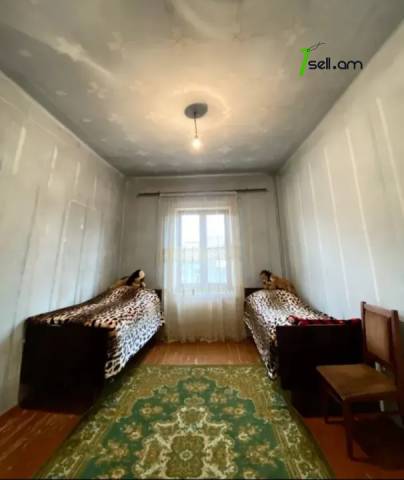 Երկու հարկանի քարե տուն Էրեբունու փողոցում Էրեբունիում, 500 քմ, 2 սանհանգույց