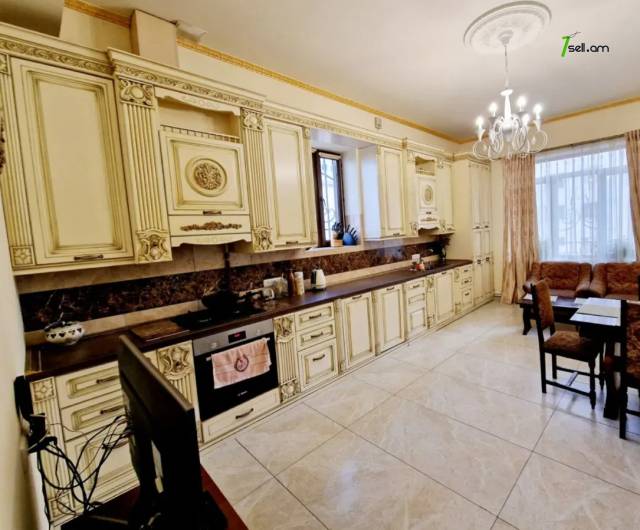 Երկու հարկանի քարե տուն Հրաչյա Աճառյան փողոցում Ավանում, 440 ք.մ., 2 սանհանգույց, եվրովերանորոգված