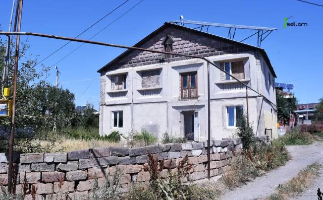 Երկու հարկանի քարե տուն, Վ. Սարգսյան 2-րդ թաղամաս Գյումրիում, 213 ք.մ., 2 սանհանգույց