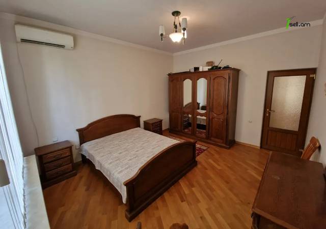 Երեք հարկանի քարե տուն Լուսինե Զաքարյան փողոցում Նորք Մարաշում, 300 քմ, 3+ սանհանգույց