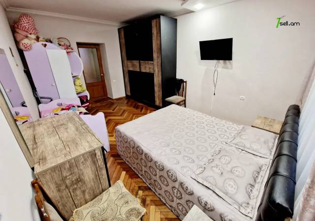 3 սենյականոց բնակարան Էրեբունու փողոցում, 78 ք.մ., կապիտալ վերանորոգված, քարե շենք