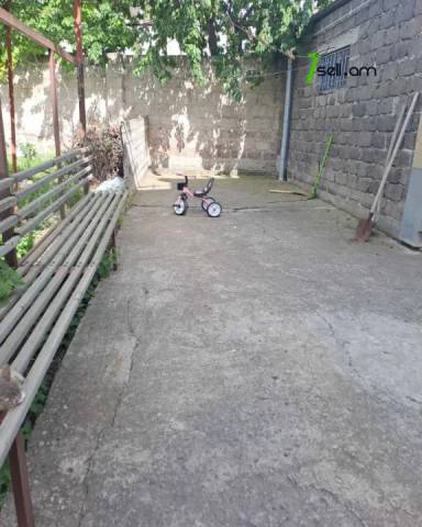 Երեք հարկանի քարե տուն Դավիթ Բեկի փողոցում Էրեբունիում, 900 ք.մ., 2 սանհանգույց