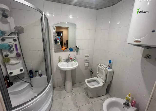 4 սենյականոց բնակարան Էրեբունիում, 100 քմ, 2/5 հարկ, եվրովերանորոգված, քարե շենք