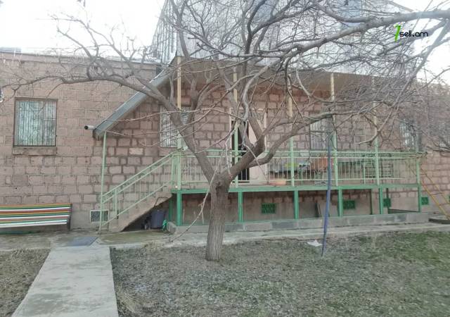 Երկու հարկանի քարե տուն Աբովյանում, 1600 ք.մ.