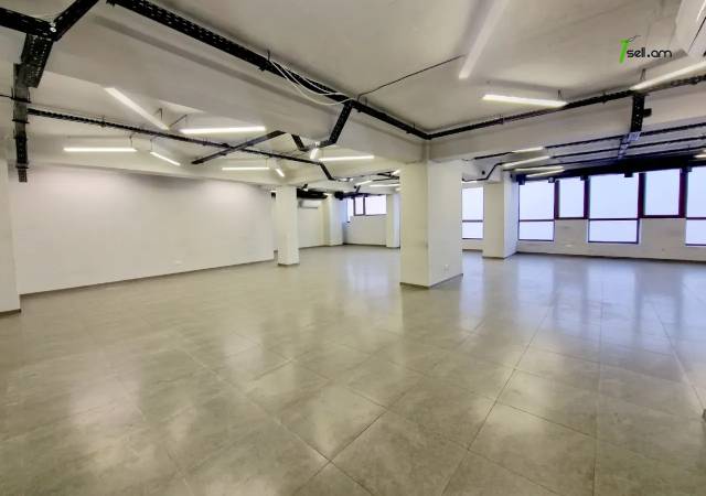 Բազմաֆունկցիոնալ գույք, Հանրապետության հրապարակ կենտրոնում, 2500 ք.մ.