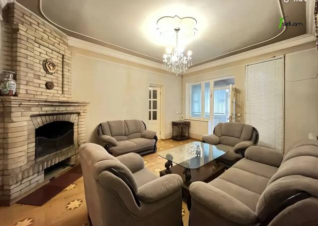 Երկու հարկանի քարե տուն Մարշալ Խուդյակովի փողոցում Ավանում, 286 ք.մ., 2 սանհանգույց