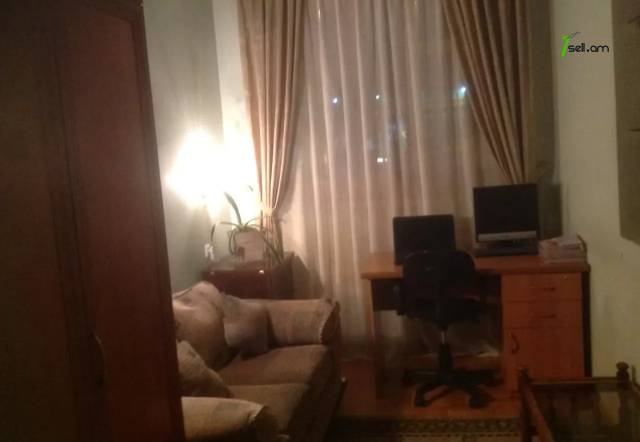 Մեկ հարկանի քարե տուն Բուռնազյան փողոցում Էրեբունիում, 300 ք.մ., կապիտալ վերանորոգված