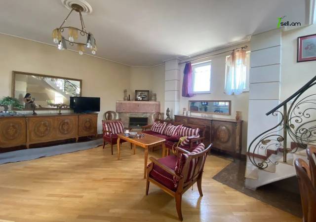 Երկու հարկանի քարե տուն Արաբկիրի 33-րդ փողոցում Արաբկիրում, 150 ք.մ., 3+ սանհանգույց