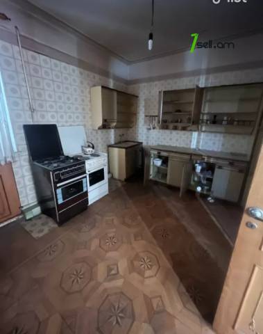 Երկու հարկանի քարե տուն Աբովյանում, 1170 ք.մ., 2 սանհանգույց, մասնակի վերանորոգում