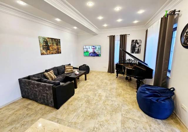 Երկու հարկանի քարե տուն, Աշտարակի խճուղի Աշտարակում, 1400 ք.մ., 2 սանհանգույց, կապիտալ վերանորոգված