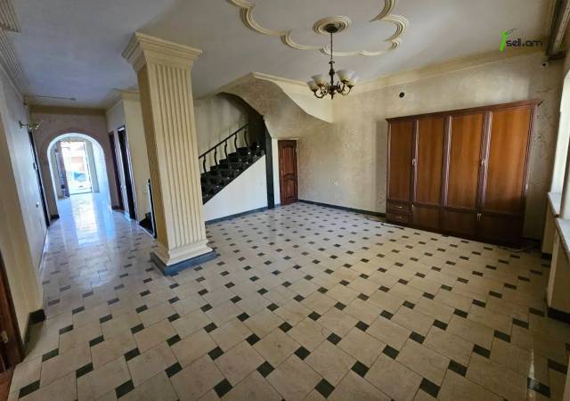 Երեք հարկանի քարե տուն Քաջազնունի փողոցում կենտրոնում, 1060 ք.մ., 3+ սանհանգույց