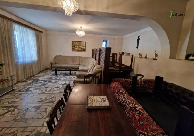 Բազմաֆունկցիոնալ գույք Պարոնյան փողոցում կենտրոնում, 280 ք.մ.