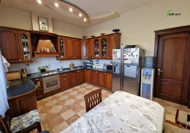 Երկու հարկանի քարե տուն Մոլդովական փողոցում Նոր Նորքում, 1300 ք.մ., 3+ սանհանգույց, եվրովերանորոգված