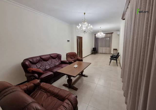 Երկու հարկանի քարե տուն Մուրացանի փողոցում Էրեբունիում, 220 ք.մ., 3+ սանհանգույց