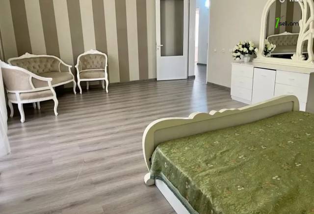 Չորս հարկանի քարե տուն Սիմեոն Երևանցու փողոցում կենտրոնում, 550 ք.մ., 3+ սանհանգույց