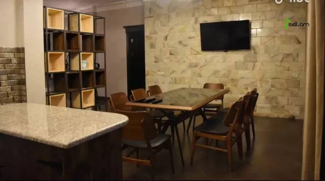 Երկու հարկանի քարե տուն Քաջազնունի փողոցում կենտրոնում, 450 ք.մ., 3+ սանհանգույց