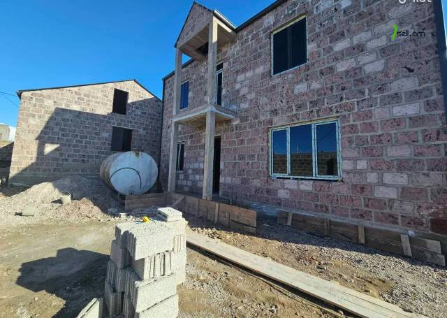 Երկու հարկանի տուն 27-րդ փողոցում Զովունիում, 120 ք.մ., 2 սանհանգույց