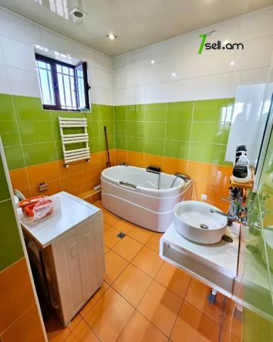 Երեք հարկանի քարե տուն Բագրևանդի 44-րդ փողոցում Նոր Նորքում, 1340 ք.մ., 3+ սանհանգույց