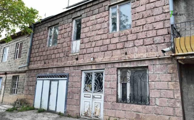 Երկու հարկանի քարե տուն Կոմինտերնի փողոցում Գյումրիում, 209 քմ, մասնակի վերանորոգում