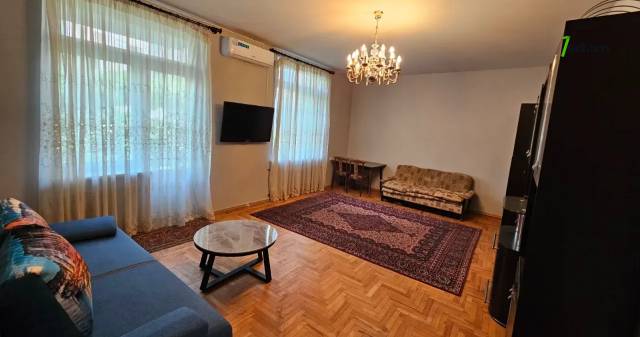 3 սենյականոց բնակարան Տպագրիչների փողոցում, 90 քմ, 2/5 հարկ, կոսմետիկ վերանորոգում, քարե շենք