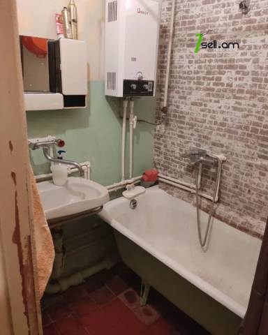 3 սենյականոց բնակարան Արամ Խաչատրյանի փողոցում, 86 ք.մ., մի քանի պատշգամբ, քարե շենք