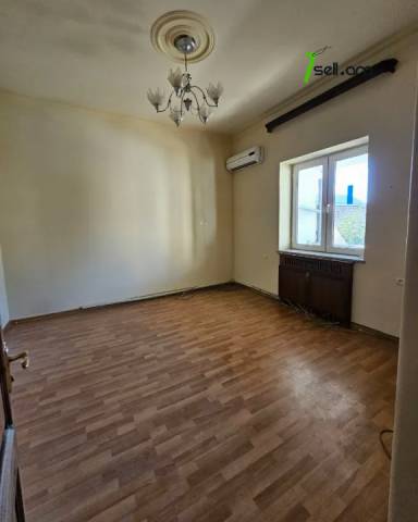 Երեք հարկանի քարե տուն Քաջազնունի փողոցում կենտրոնում, 1060 ք.մ., 3+ սանհանգույց