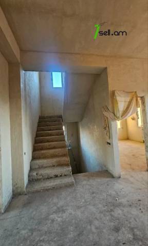 Երեք հարկանի քարե տուն Խաչատուր Աբովյանի 21-րդ փողոցում Առինջում, 1360 ք.մ., 3+ սանհանգույց