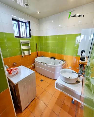 Երեք հարկանի քարե տուն Բագրևանդի 44-րդ փողոցում Նոր Նորքում, 1340 ք.մ., 3+ սանհանգույց