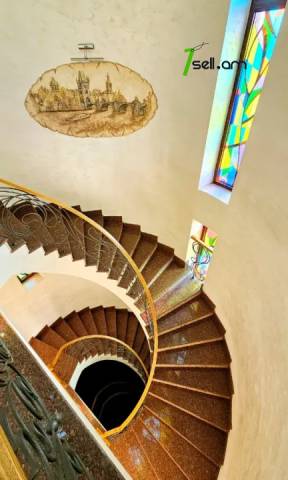 Երեք հարկանի քարե տուն Մոլդովական փողոցում Նոր Նորքում, 1240 ք.մ., 3+ սանհանգույց