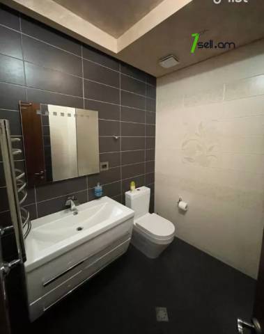 Երեք հարկանի տուն Արաբկիր 51-րդ փողոցում Արաբկիրում, 580 ք.մ., 3+ սանհանգույց