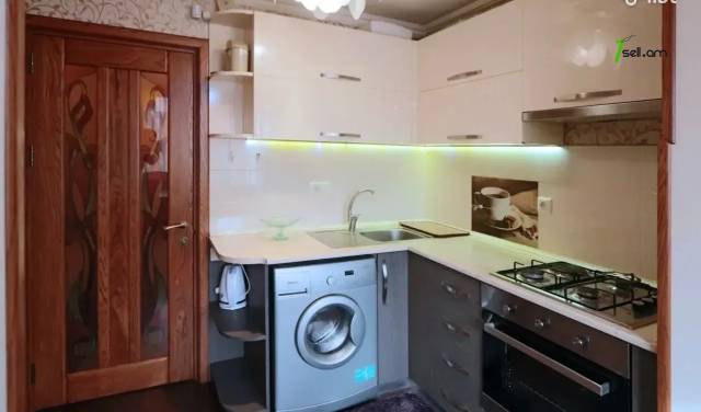 3 սենյականոց բնակարան Հանրապետության փողոցում, 83 ք.մ., 3/5 հարկ, եվրովերանորոգված, քարե շենք