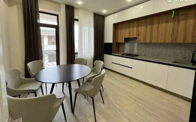 Երեք հարկանի քարե թաունհաուզ, Duryan District Ավանում, 400 ք.մ., 3+ սանհանգույց