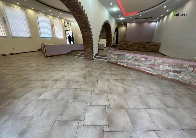 Առևտրային տարածք Արշակունյաց պողոտայում կենտրոնում, 240 ք.մ.
