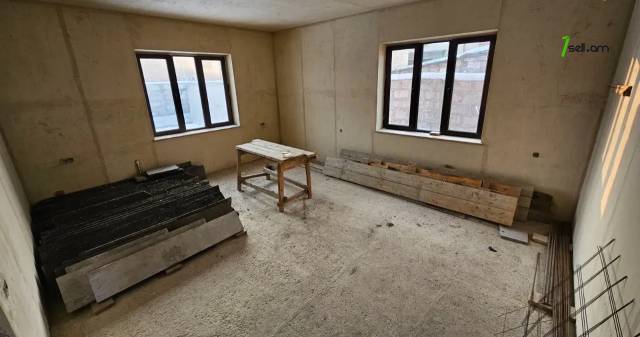 Երկու հարկանի տուն Պարույր Սևակի փողոցում Ավանում, 888 քմ, 2 սանհանգույց, մասնակի վերանորոգում