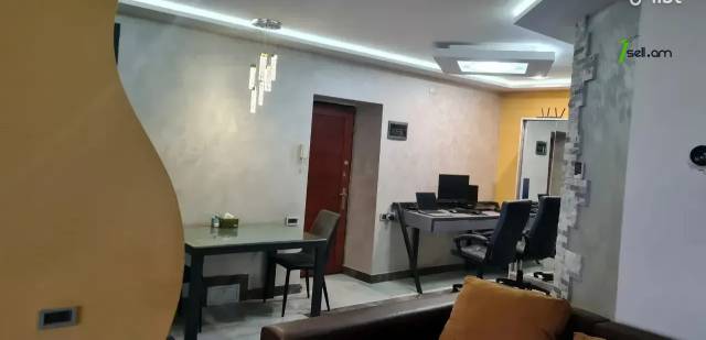 3 սենյականոց բնակարան Պարույր Սևակի փողոցում, 84 ք.մ., 2 սանհանգույց, եվրովերանորոգված, քարե շենք