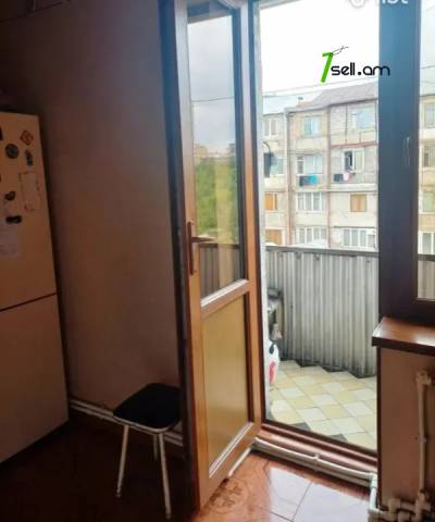 3 սենյականոց բնակարան Թոթովենցի փողոցում, 102 քմ, մի քանի պատշգամբ, կապիտալ վերանորոգված, քարե շենք