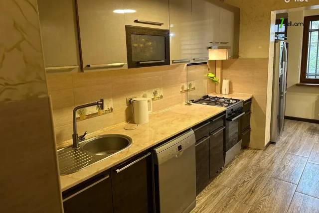 3 սենյականոց բնակարան Կարախանյան փողոցում, 90 ք.մ., 2/9 հարկ, կապիտալ վերանորոգված