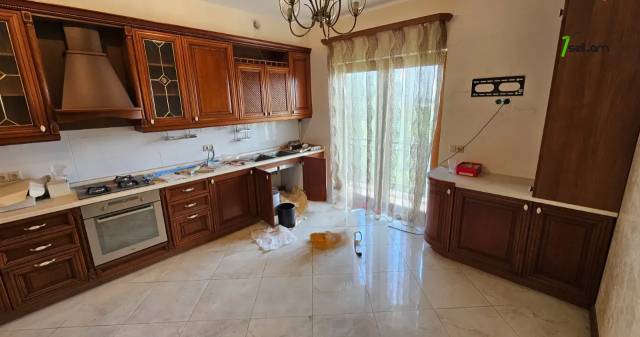 Երկու հարկանի քարե տուն Հայրիկ Մուրադյան փողոցում Արաբկիրում, 460 քմ, 3+ սանհանգույց