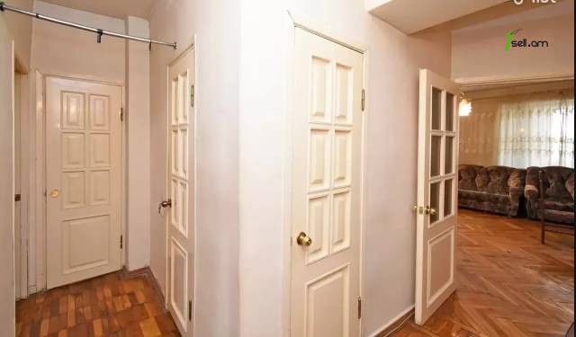 4 սենյականոց բնակարան Ավետիս Ահարոնյանի փողոցում, 100 ք.մ., եվրովերանորոգված, քարե շենք