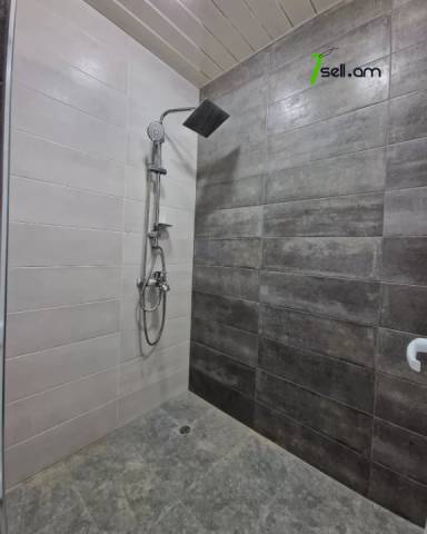 Երեք հարկանի քարե տուն, Նորք-Մարաշ վարչական շրջան Նորք Մարաշում, 300 ք.մ., 3+ սանհանգույց